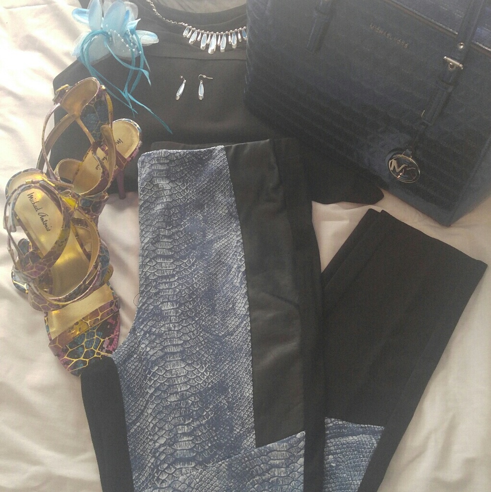 VENUS BLACK AND BLUE LEGGINGS